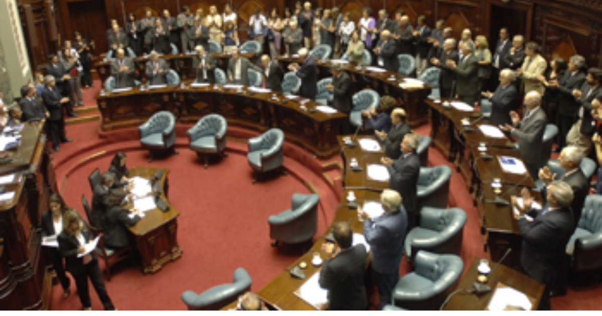 FA logra respaldo colorado y se reduce el tope para pagos en efectivo